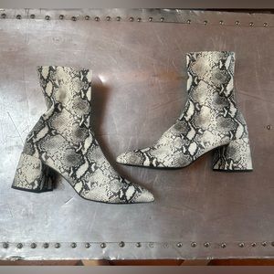 Steve Madden spellbound bootie snakeskin 10